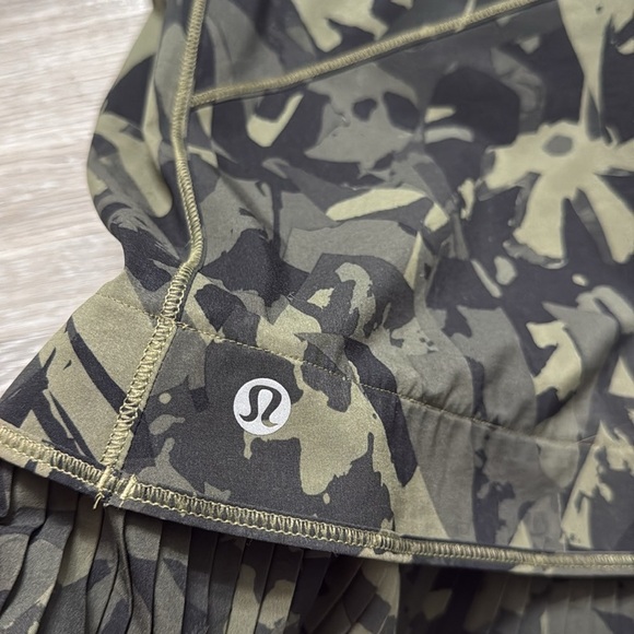 Lululemon City Sky Run By Skirt~ size 8
Pop Cut Fatigue Green Black / Black - Picture 7 of 9